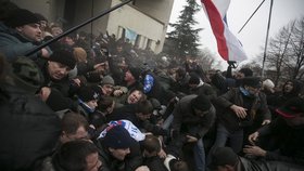 Po střetu u bodovy parlamentu vyvěsili proruští demonstranti vlajku