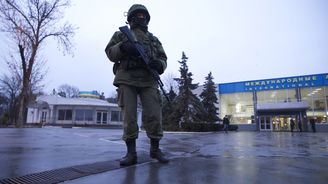 Ruští ozbrojenci obsadili vojenské letiště na Krymu 