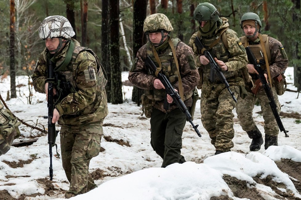 Příslušníci ukrajinské armády se účastní vojenského cvičení u hranic s Běloruskem