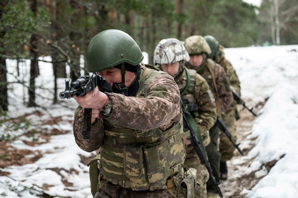 Příslušníci ukrajinské armády se účastní vojenského cvičení u hranic s Běloruskem (28.12.2022)