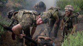 Příslušníci ukrajinské armády se účastní vojenského cvičení v Dněpropetrovské oblasti (16.8.2023)