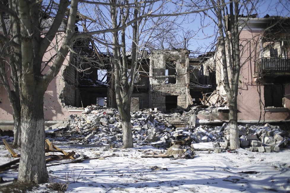 Střelbou zasažená budova v ukrajinské vesnici Mironovka