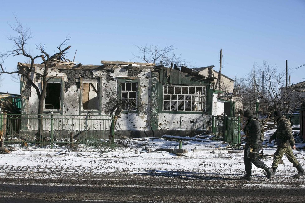Z řady domů v ostřelované oblasti na východě Ukrajiny zbyly jen ruiny