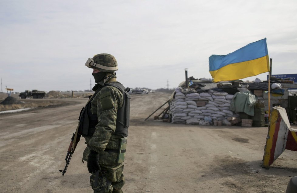 Ukrajinská hlídka na checkpointu nedaleko Debalceve v Doněcké oblasti.