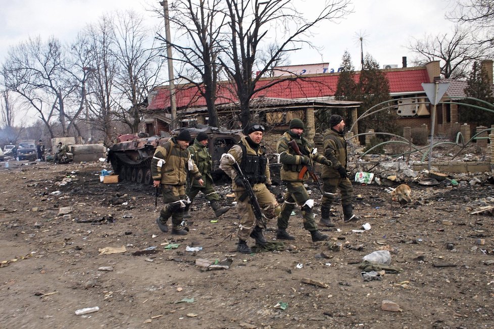 Z řady domů v ostřelované oblasti na východě Ukrajiny zbyly jen ruiny: na snímku proruští separatisté.