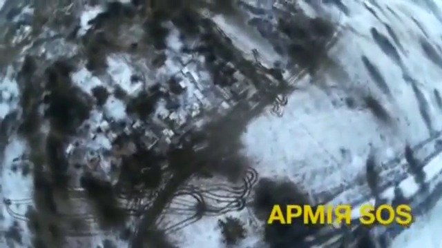 Záběry z dronu při přeletu nad ostřelovanou východoukrajinskou oblastí Debalceve