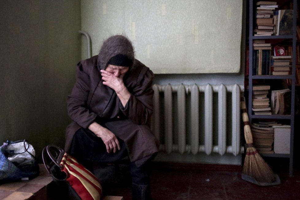 Nešťastní Ukrajinci: Schovaní ve sklepech a krytech kvůli válce na východě země