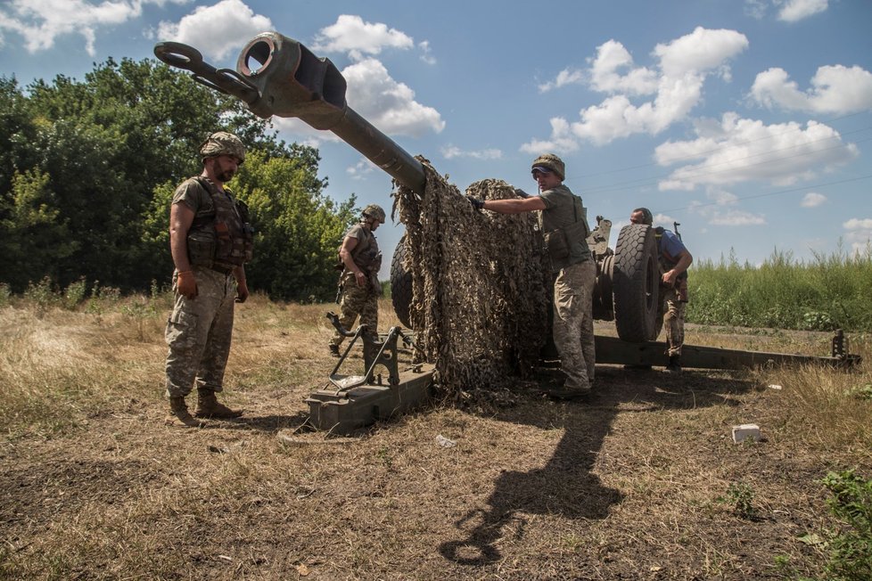 Ukrajinští dělostřelci se sovětskou houfnicí D-30 (Mykolajivská oblast, 13. 8.)