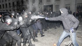 Protestující nastříkal policistům slzný plyn do obličeje