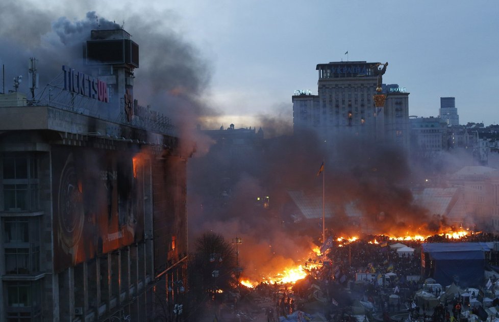 V Kyjevě svítá a plameny stále hoří.