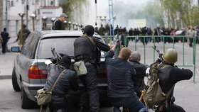 Proruští separatisté při obsazení policejního ústředí v Luhansku