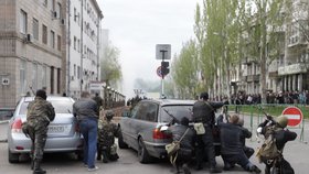 Proruští separatisté při obsazení policejního ústředí v Luhansku