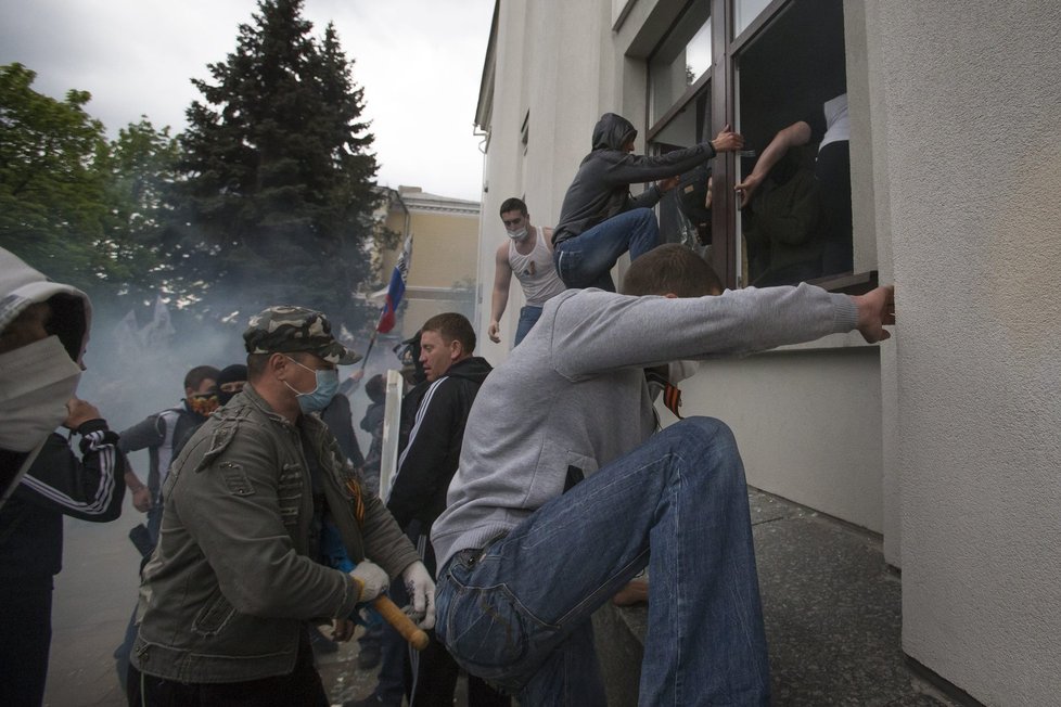 Rebelové v Luhansku ovládli sídla tajné služby SBU, oblastní správy, prokuratury a televize