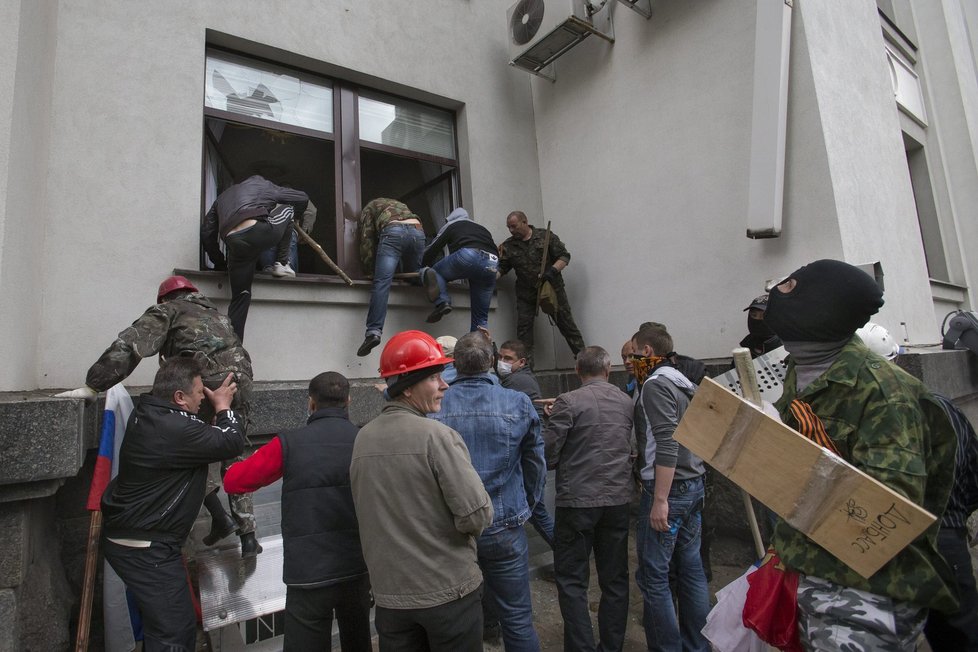 Rebelové v Luhansku ovládli sídla tajné služby SBU, oblastní správy, prokuratury a televize