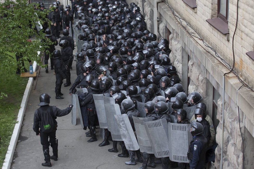 Policisté se luhanským rebelům nakonec vzdali