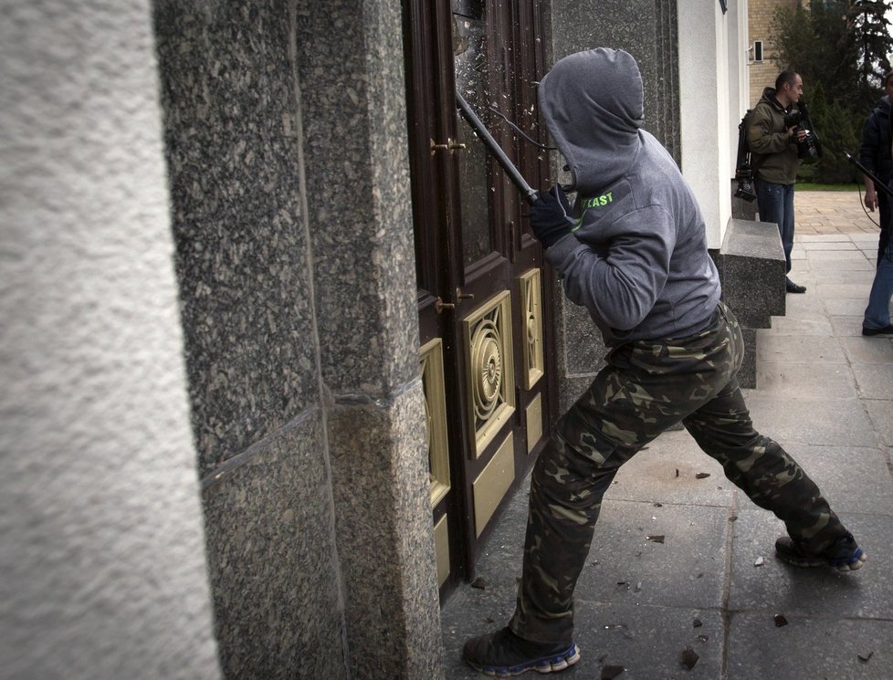 Separatisté v akci: Proruští demonstranti po Doněcku řádili i v Luhansku