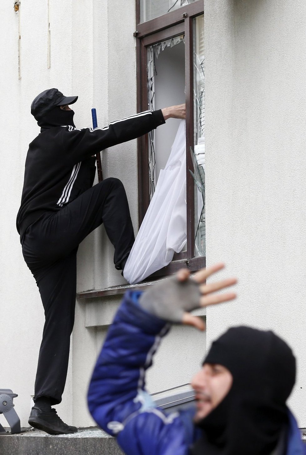 Separatisté v akci: Proruští demonstranti po Doněcku řádili i v Luhansku