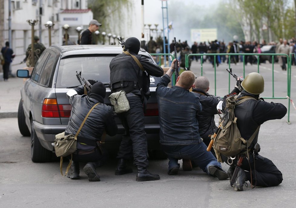 Proruští separatisté při obsazení policejního ústředí v Luhansku