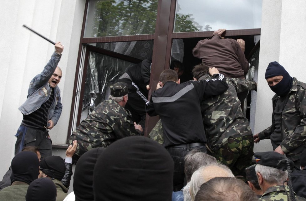 Proruští separatisté pronikají do další ze správních budov v Luhansku