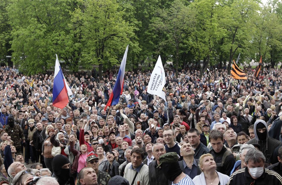 Dav proruských demonstrantů: V Luhansku také vyslovili požadavek na referendum o nezávislosti na Ukrajině