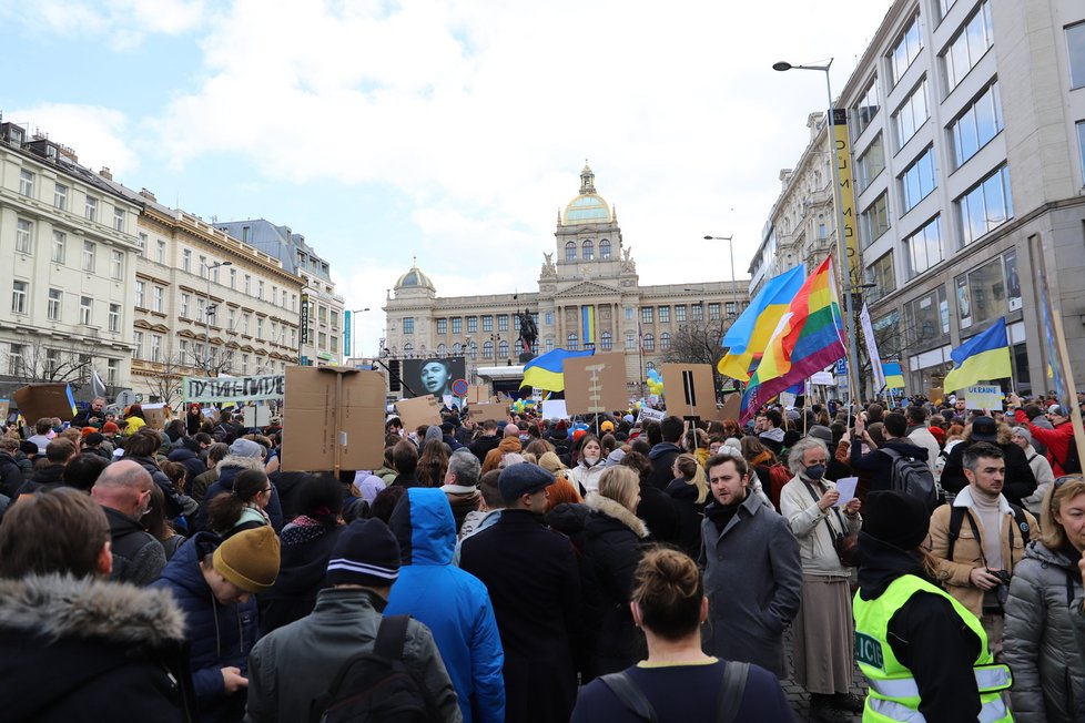 Na Václavském náměstí probíhá demonstrace proti ruské invazi na Ukrajině. Mezi řečníky vystoupí i Petr Fiala