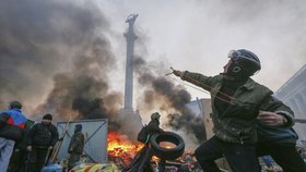 "V autobuse nám bylo vysvětleno, že se militantní demonstranti dělí do bojových jednotek a že každá má své území a úkoly," napsal na facebook jeden z demonstrantů