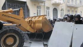 Buldozer řízený demonstranty najížděl v centru ukrajinské metropole do těžkooděnců