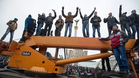 Demonstranti, kterých bylo podle odhadů až půl milionu (a podle oficiálních informací 100 tisíc), vyrazili proti kordonu speciálních jednotek s buldozerem