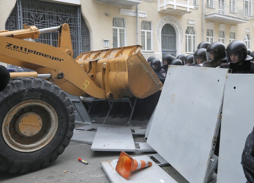 Buldozer řízený demonstranty najížděl v centru ukrajinské metropole do těžkooděnců