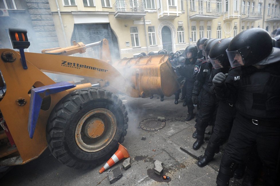 Foto z Kyjeva: Buldozerem proti těžkooděncům