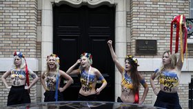 Aktivistky Femen se na protest proti prezidentu Janukovyčovi svlékly