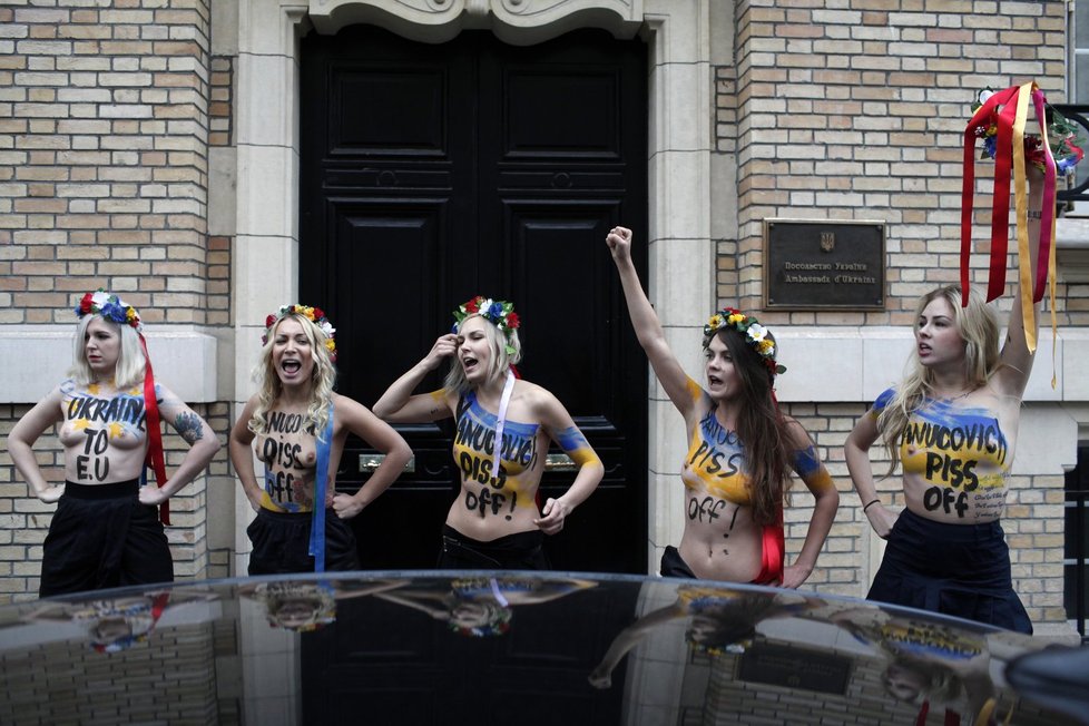 Aktivistky Femen se na protest proti Janukovyčovi svlékly