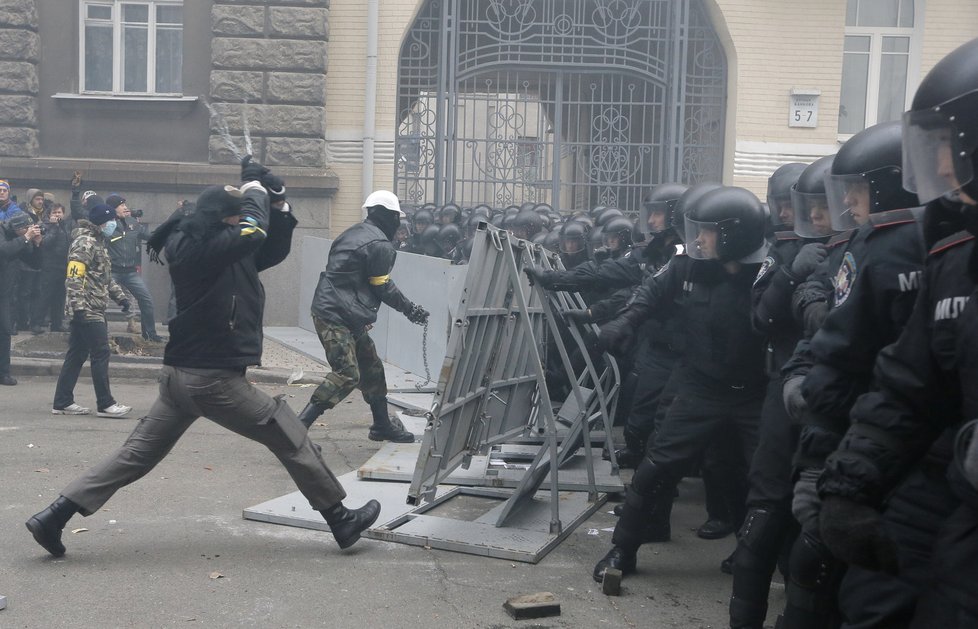 Střety demonstrantů s těžkooděnci na Ukrajině