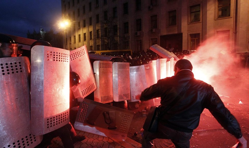 Dramatické snímky z Ukrajiny: V Kyjevě se střetli demonstranté a těžkooděnci