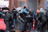 V Doněcku to vře: Vzduchem létají granáty! Dav demonstrantů vtrhl do sídla gubernátora