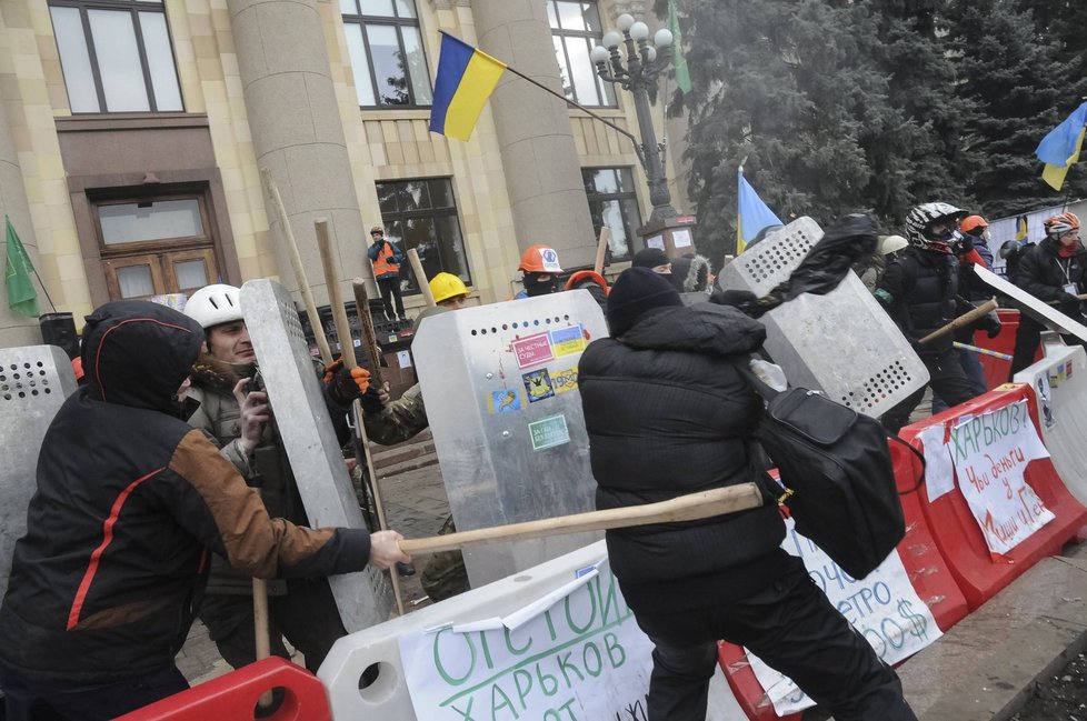 Střety mezi proruskými a prozápadními demonstranty na východě Ukrajiny