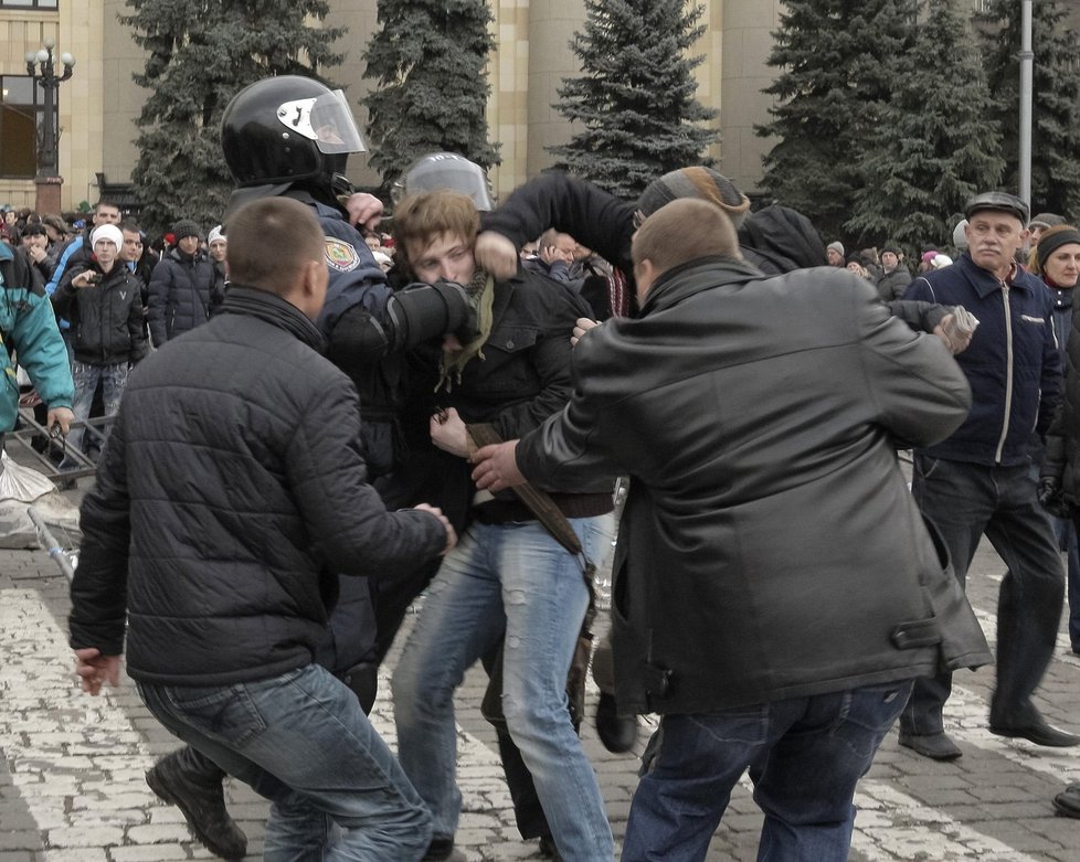 Střety mezi proruskými a prozápadními demonstranty na východě Ukrajiny: Pořádkové jednotky opět měly plné ruce práce