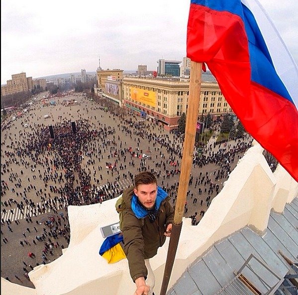 Foto, ze kterého bere dech: Mladík z proruského davu vztyčil k Charkově ruskou vlajku