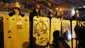 Demonstranti střeží barikády ve dne i v noci.