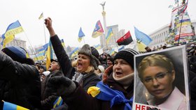 Demonstranti střeží barikády ve dne i v noci.