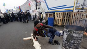 Zima v Kyjevě zkouší demonstranty ve všech směrech.