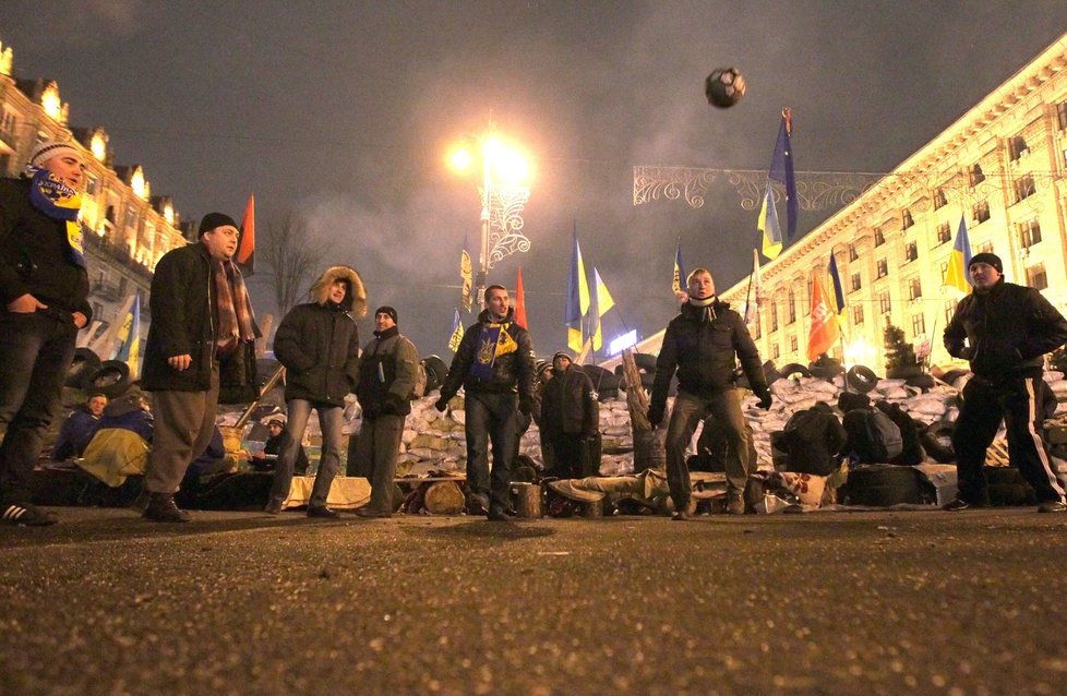 Demonstranti střeží barikády ve dne i v noci.