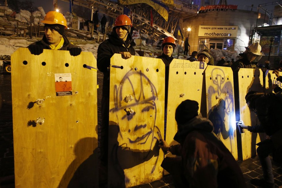 Demonstranti střeží barikády ve dne i v noci.