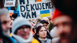 Ukrajina brání nás i Evropu. Tisíce lidí podpořily napadenou zemi na Staroměstském náměstí Ukrajina brání nás i Evropu. Tisíce lidí podpořily napadenou zemi na Staroměstském náměstí