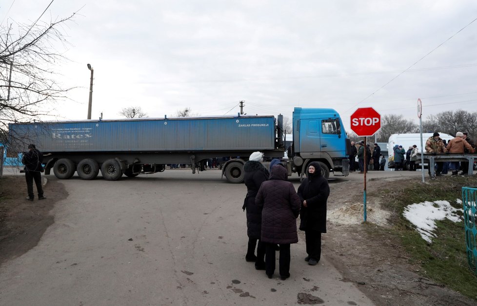 Vzpoura na Ukrajině kvůli koronaviru. V městečku Novi Sanžary odmítali příjezd evakuovaných z Číny. (20. 2. 2020)