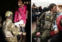 Žádost o ruku na ukrajinské demonstraci: Krásko v kukle, vezmeš si mě?