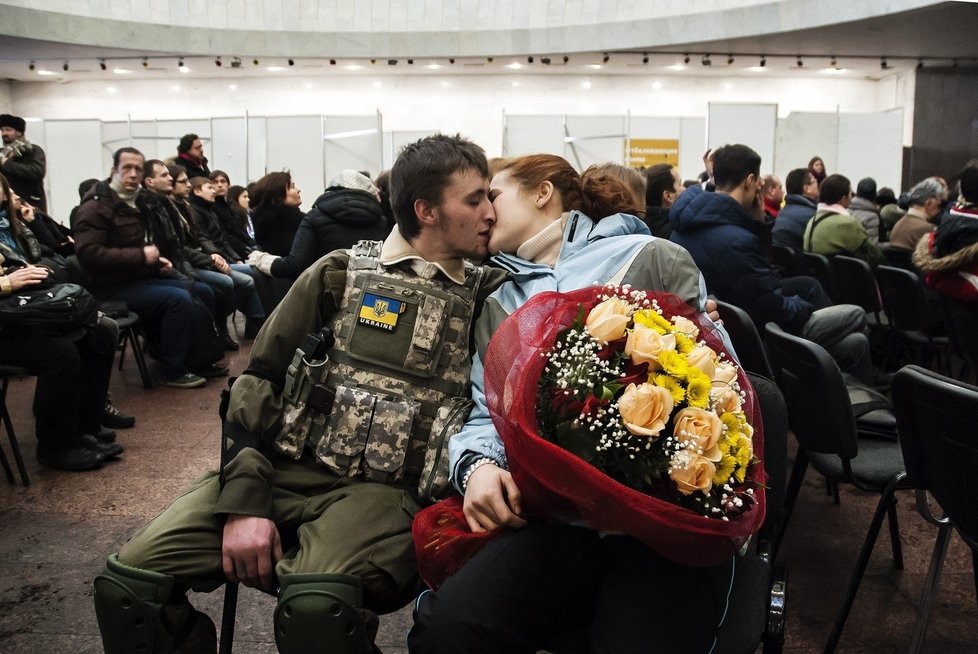 Odmaskovaní a zamilovaní: Žeňa líbí svou nastávající ženu.