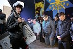 Před ukrajinskými demonstranty ve městě Lvov poklekli členové pořádkových jednotek Berkut