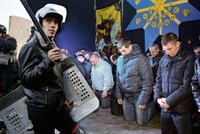 Prosili na kolenou! Těžkooděnci žádali odpuštění po ukrajinském krveprolití