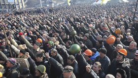 Kyjevský Majdan zdraví policisty ze Lvova, kteří vyrazili podpořit demonstranty